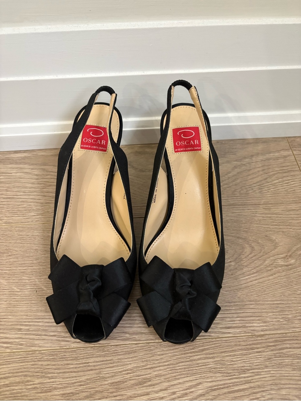 Oscar de la Renta Black Satin Bow Peep-Toe Slingback Kitten Heels - Size 6.5M